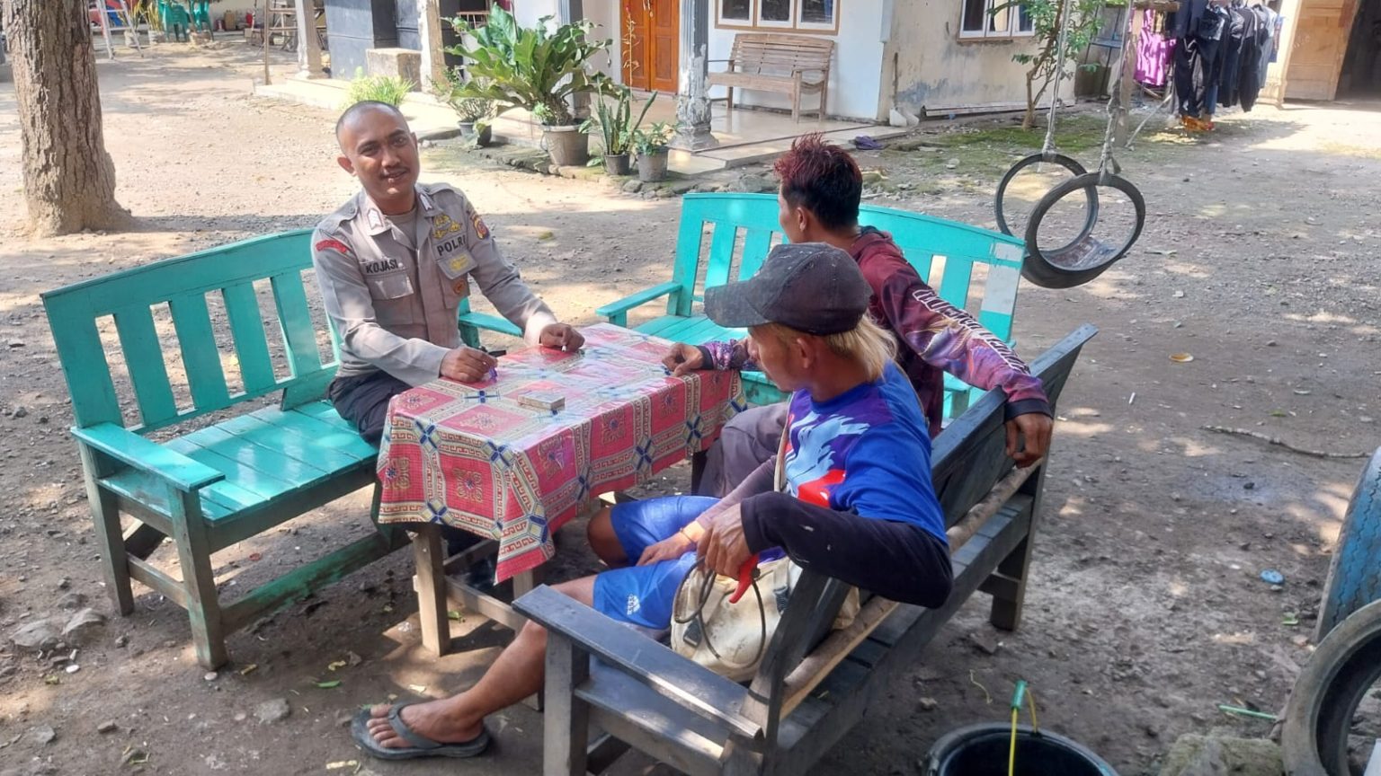 Polisi dan Warga Bangun Keakraban di Arahan Indramayu